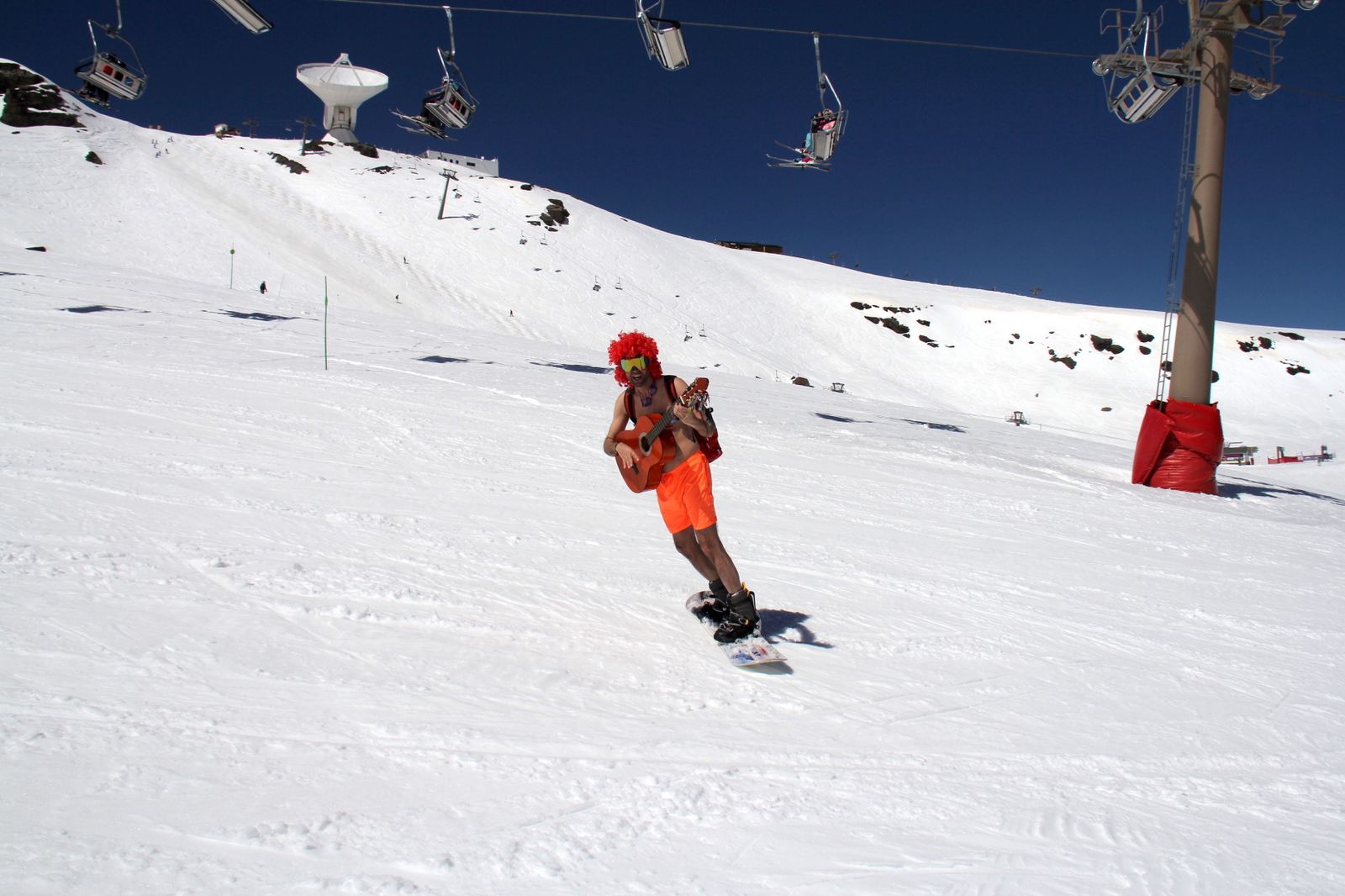 Sierra Nevada, de fiesta de la primavera con la bajada en bañador