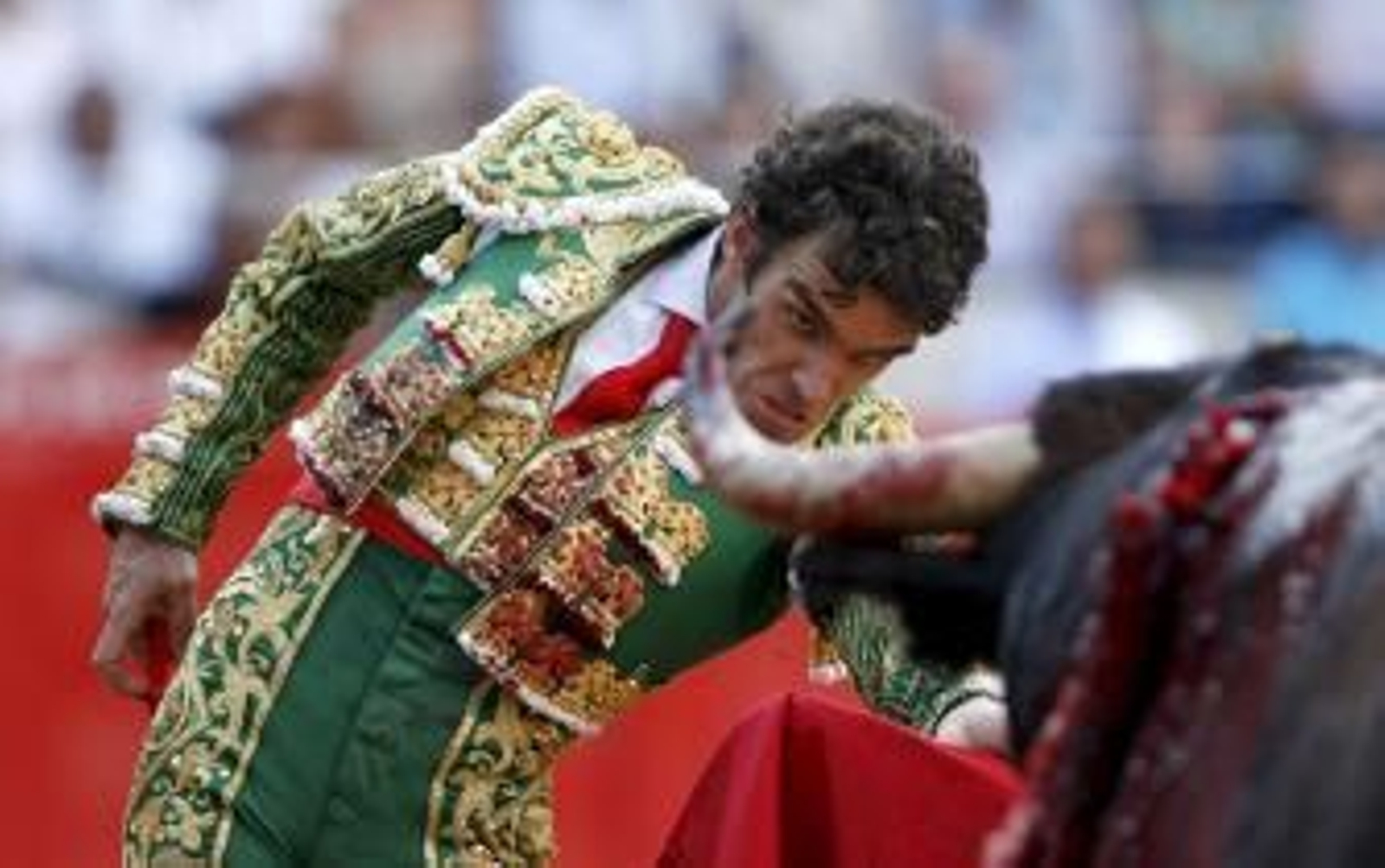 José Tomás triunfa, pero no convence