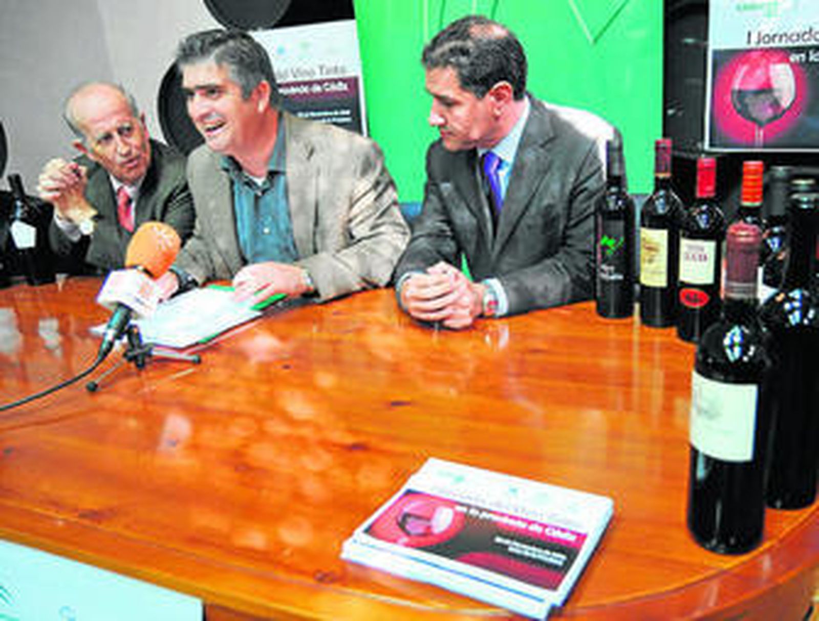 Juan Antonio Blanco y los presidentes de Cádiz Rural y el GDR Los Alcornocales, ayer en la presentación