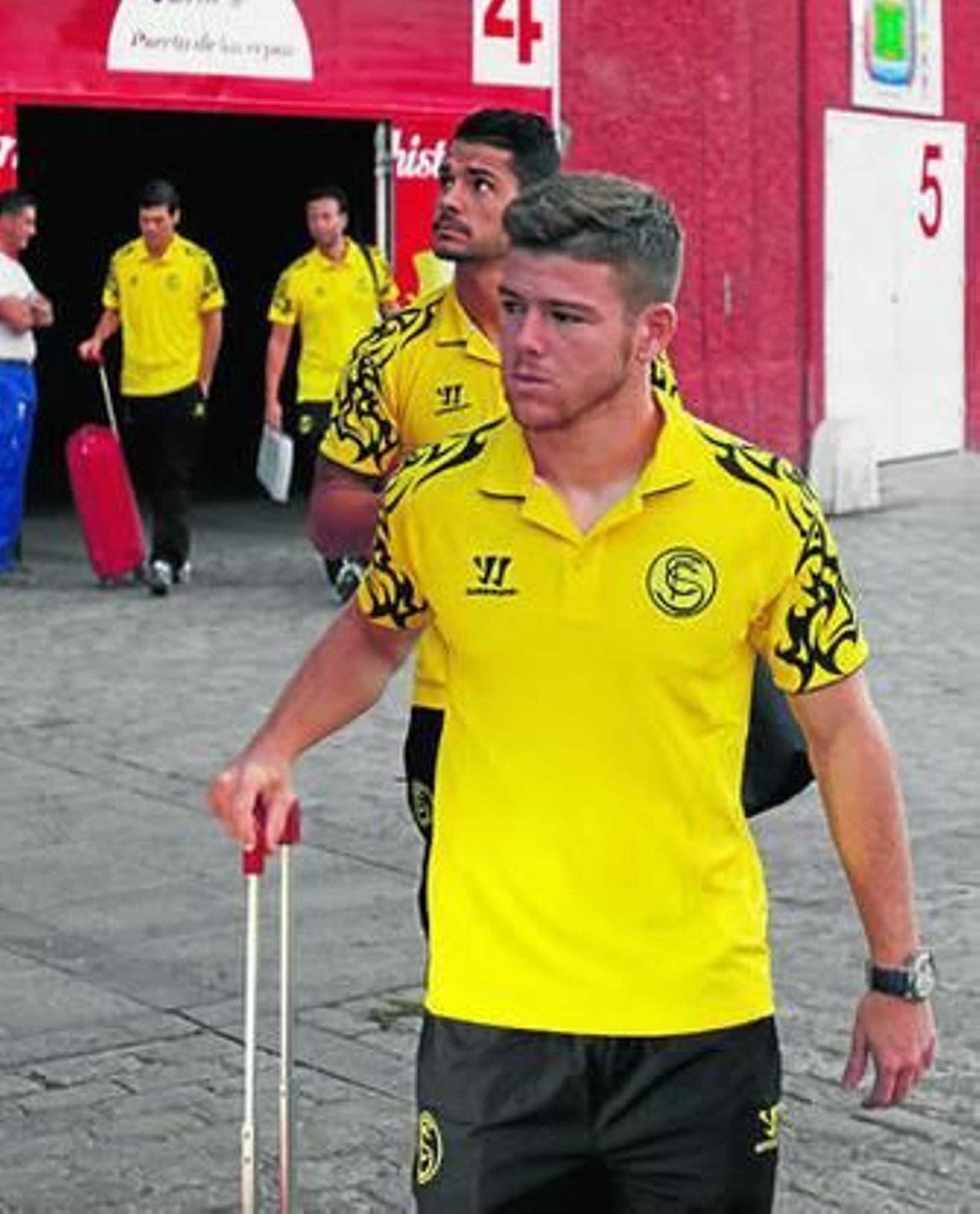 Alberto Moreno sale del estadio camino del autobús para viajar a Montenegro. Detrás, Vitolo.