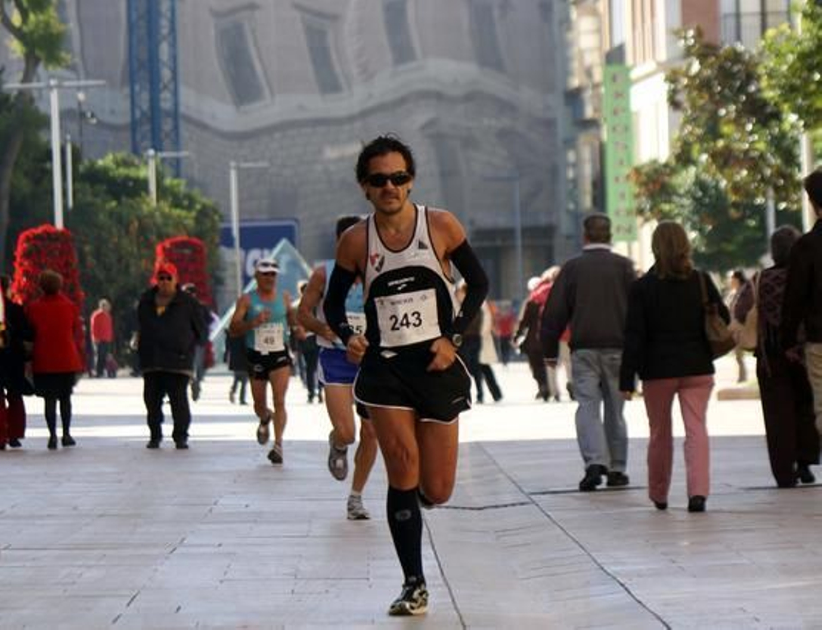 El buen tiempo ha acompañado a los 722 atletas inscritos en la prueba, aunque el fuerte viento de poniente ha dificultado el recorrido de vuelta y ha impedido que se registraran mejores marcas. 

Foto: Migue Fernandez