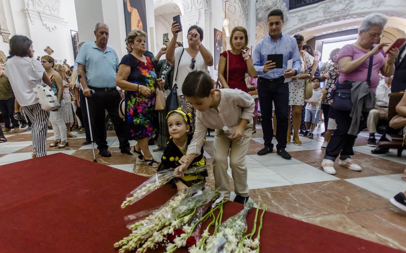 Las imágenes de la ofrenda y el pregón de la patrona de Cádiz, la Virgen del Rosario.