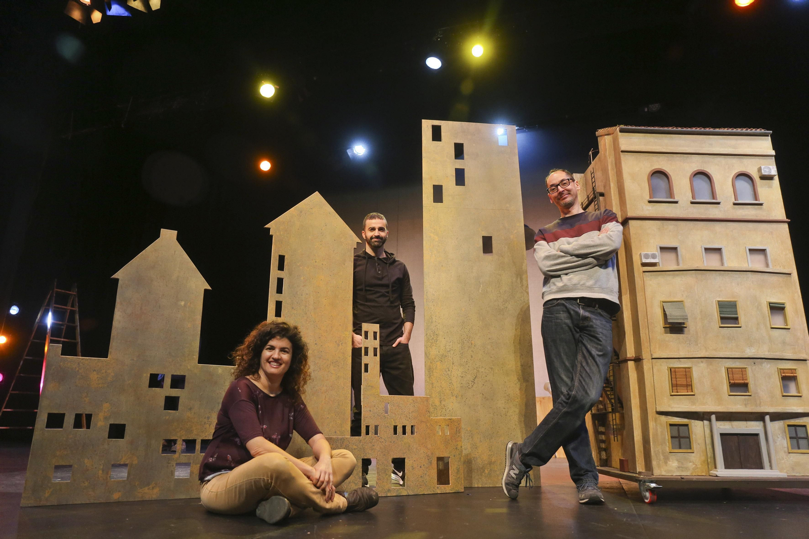 Macarena Pérez Bravo, Carlos Cuadros y Josemi Rodríguez, ayer, en el montaje de escena de 'Debajo del tejado'.
