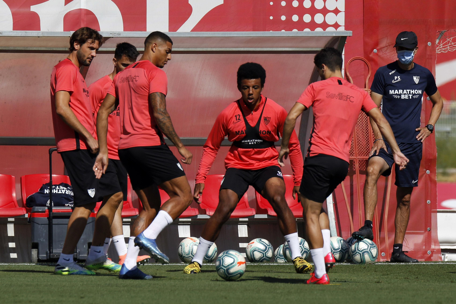 Koundé, en el centro de la imagen, en un rondo junto a Fernando, Franco Vázquez, Diego Carlos y Escudero.