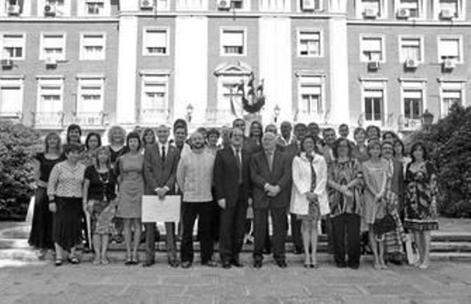 Ferrer, Gabilondo, Moratinos, Madrazo y Rodríguez con los premiados, ayer.
