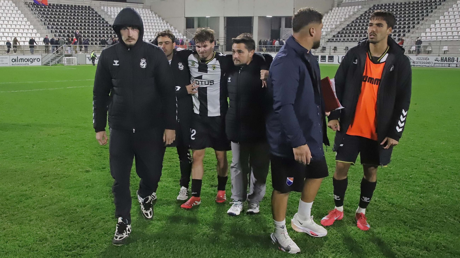 Rubén Olea es ayudado a abandonar el terreno de juego, el pasado domingo