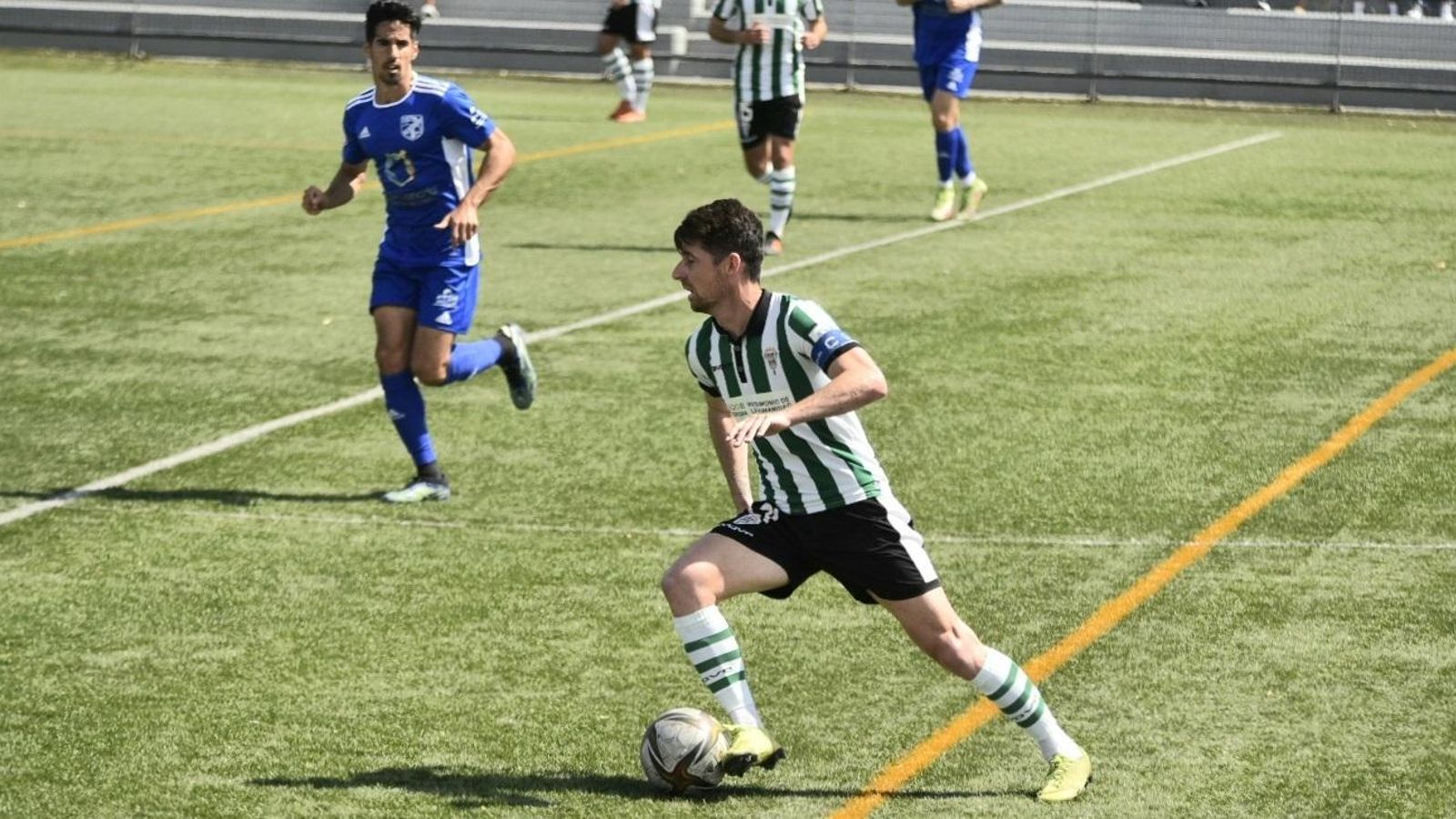 Javi Flores controla ante la presencia de un jugador del San Fernando.