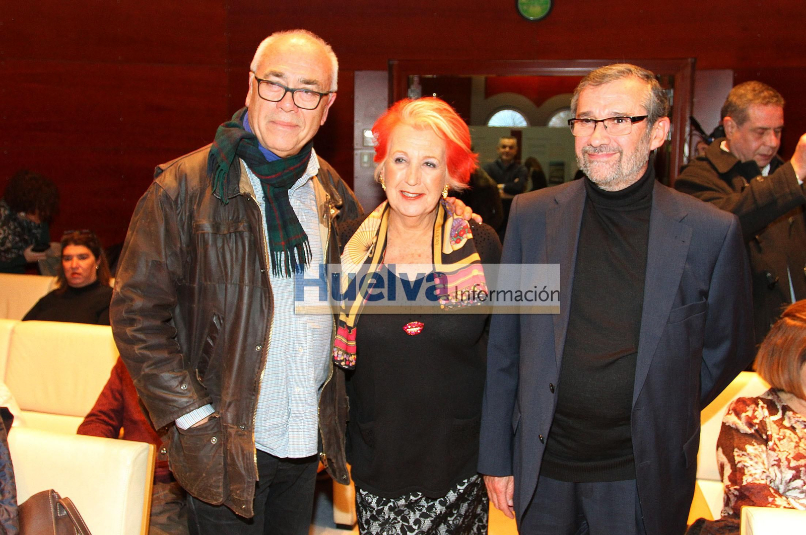 Imágenes de Mª Rosa Calaf recibiendo en premio Ángel Serradilla