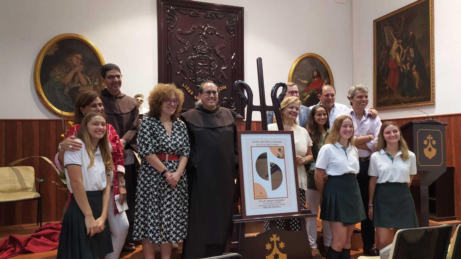 Foto de familia realizada junto al cartel de la 33ª edición del San Juan de la Cruz.