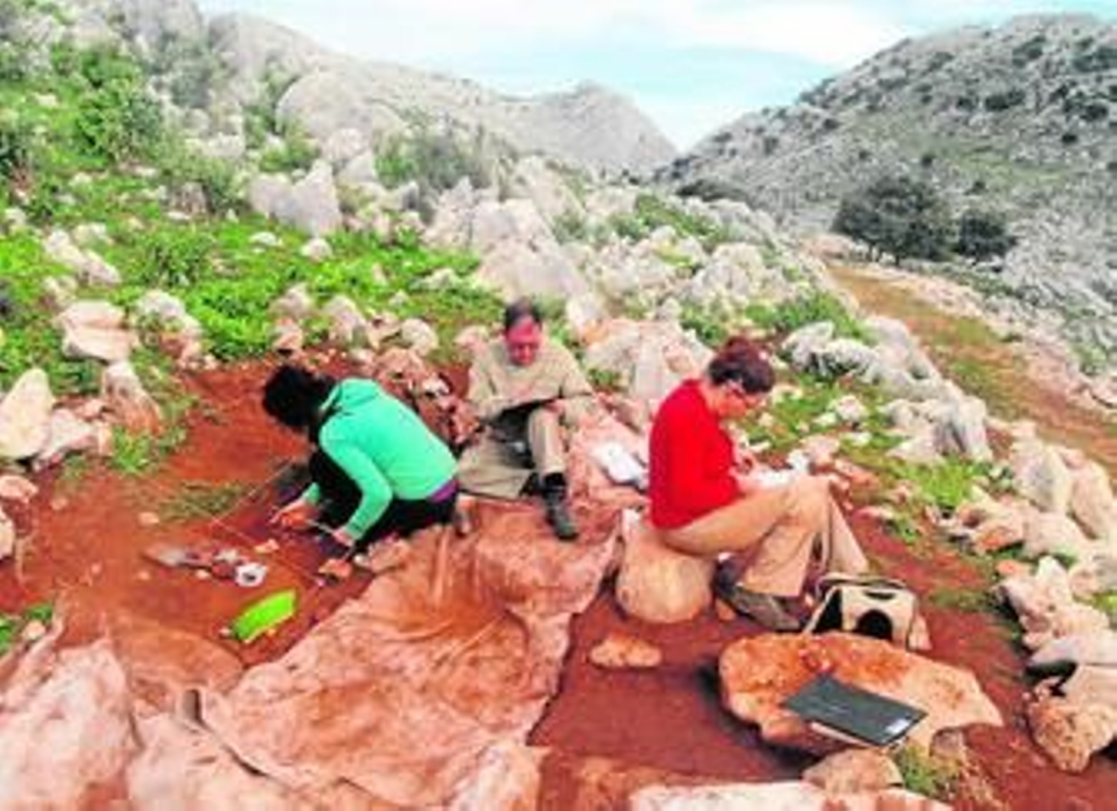 Imagen de los arqueólogos en el yacimiento de Villaluenga.