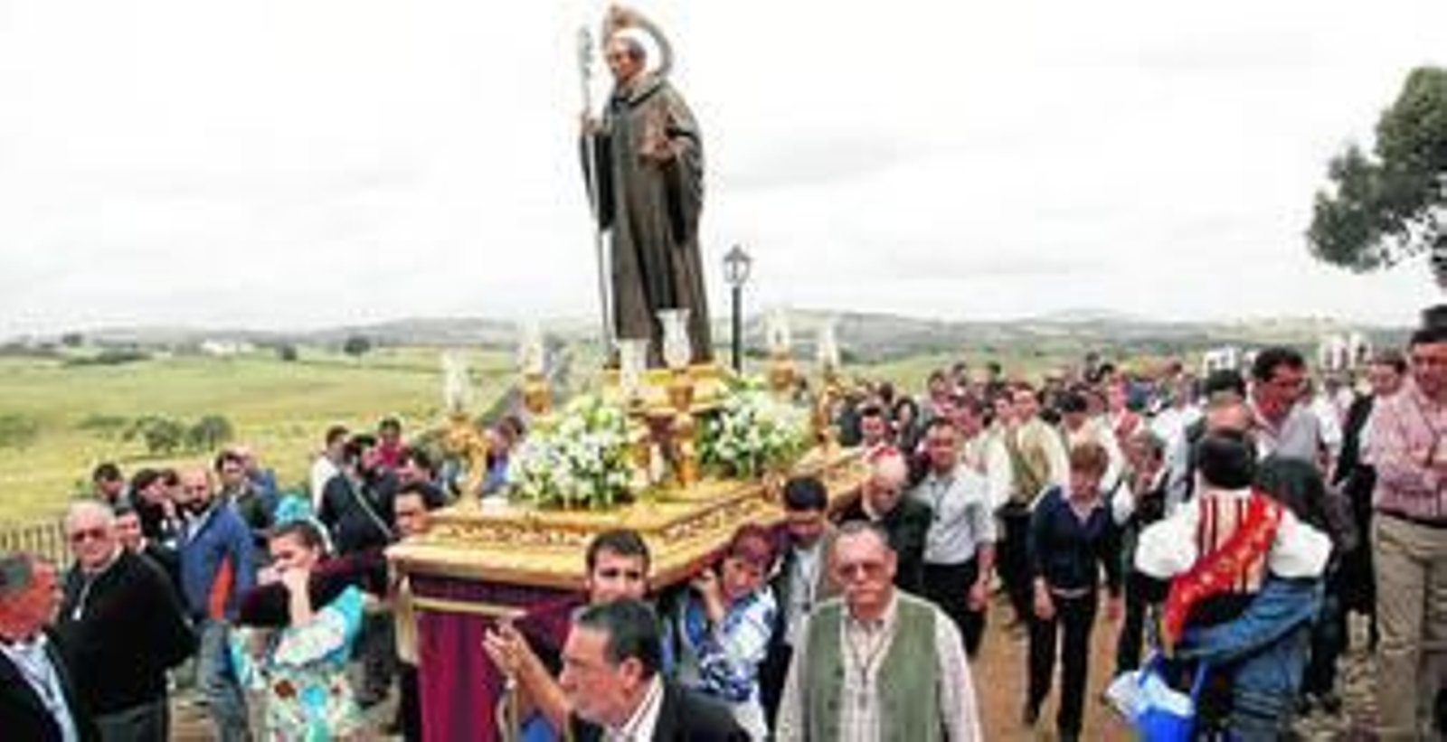 Los fieles portan a San Benito en una corta pero intensa procesión.