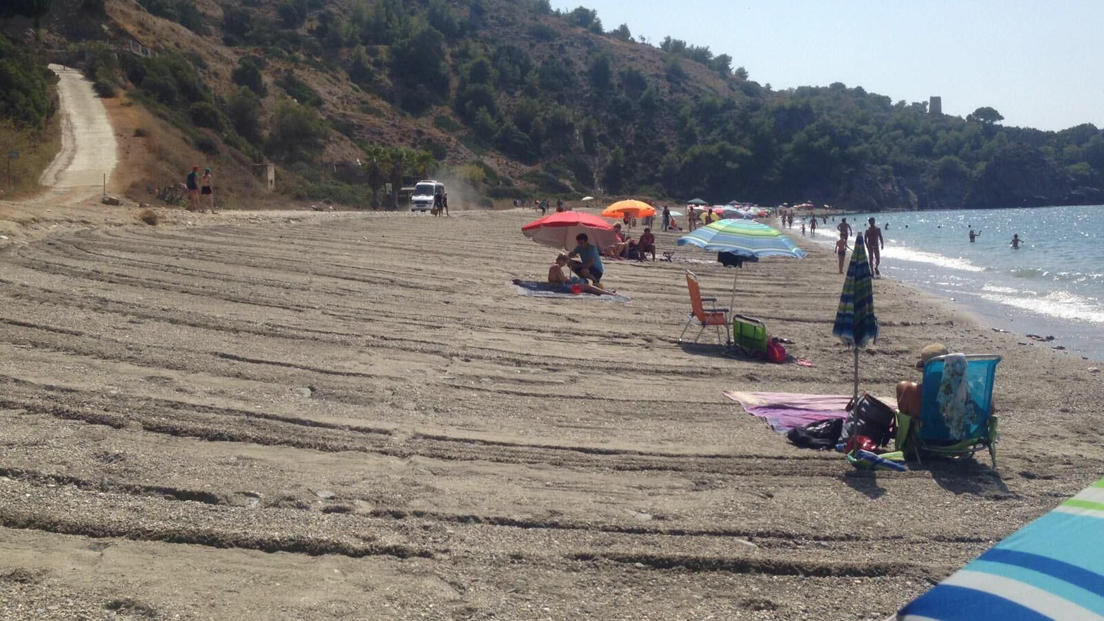Bañistas en las playas de Maro. Bañistas en las playas de Maro.
