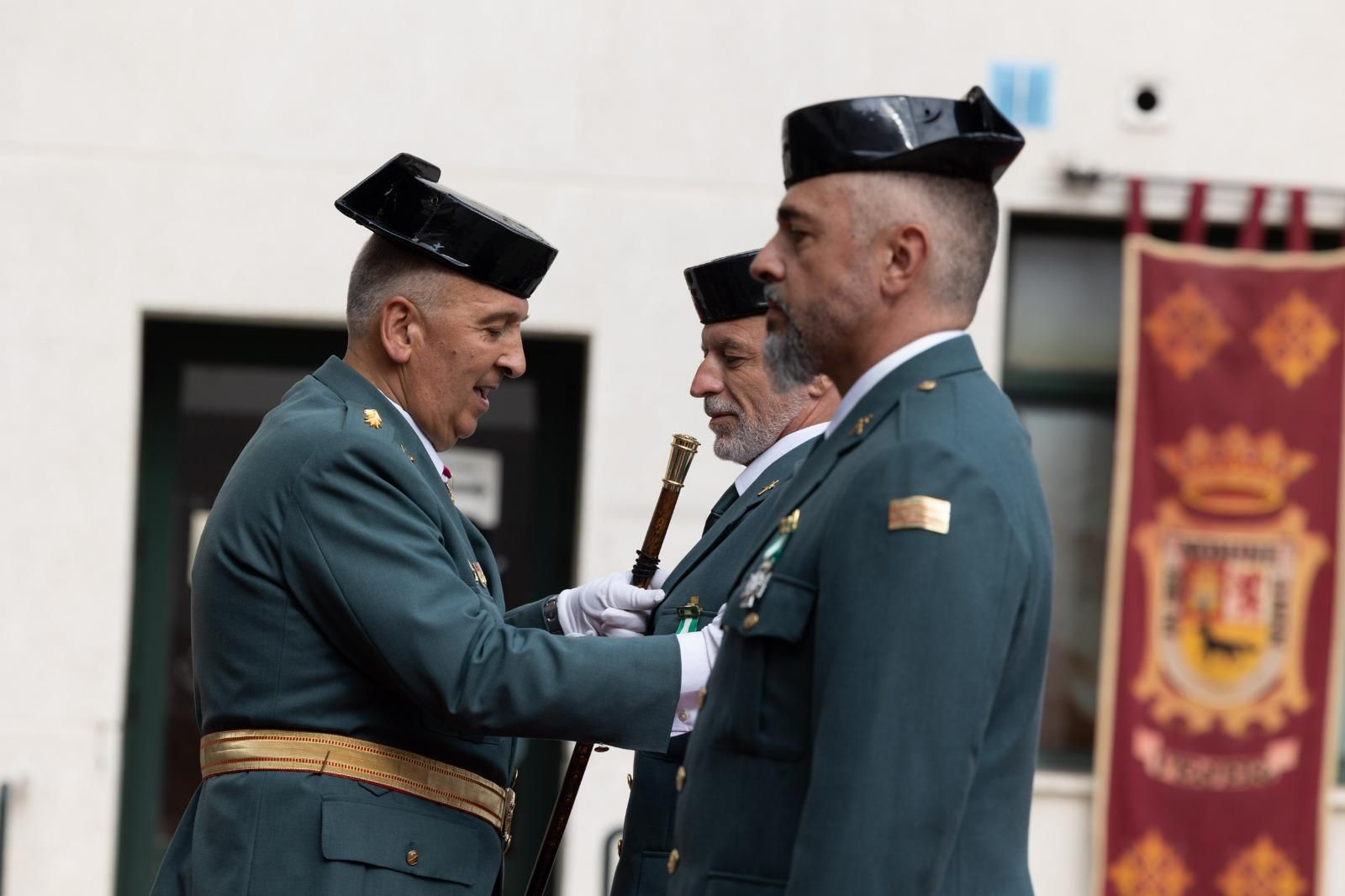 El coronel Núñez imponiendo una de las condecoraciones.