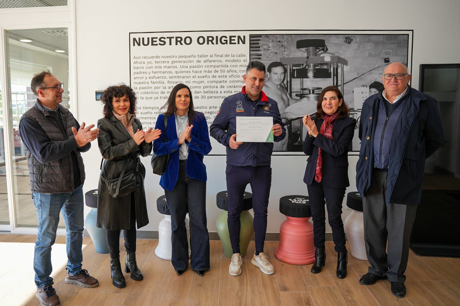 Ivanros, con la carta de Maestro Artesano.