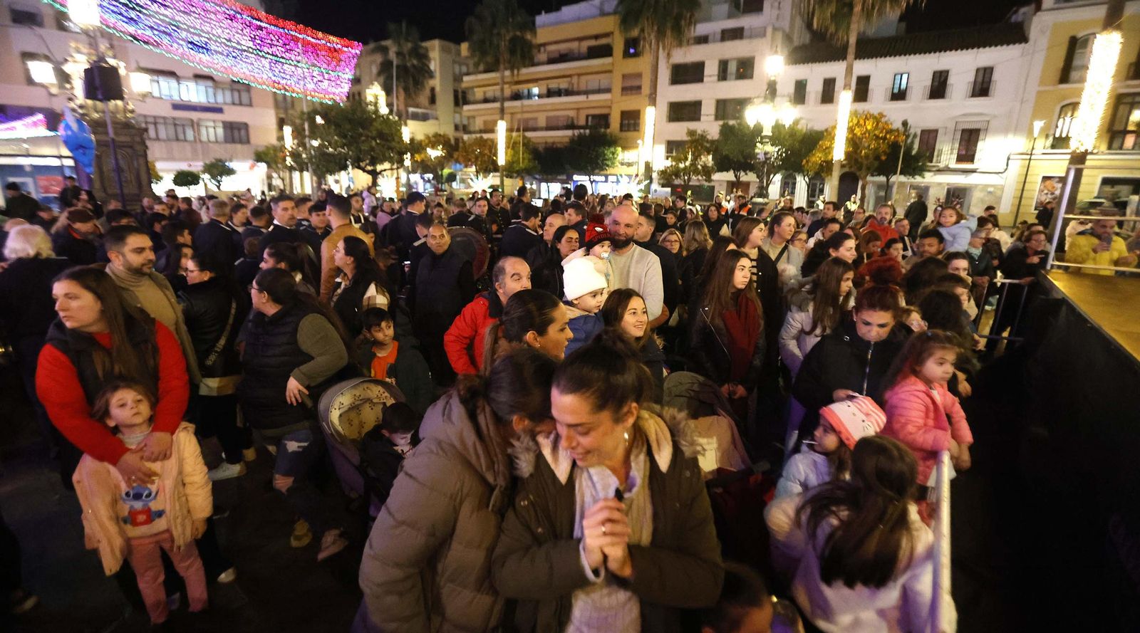 Fotos del heraldo de los Reyes Magos y su corte de beduinos en Algeciras