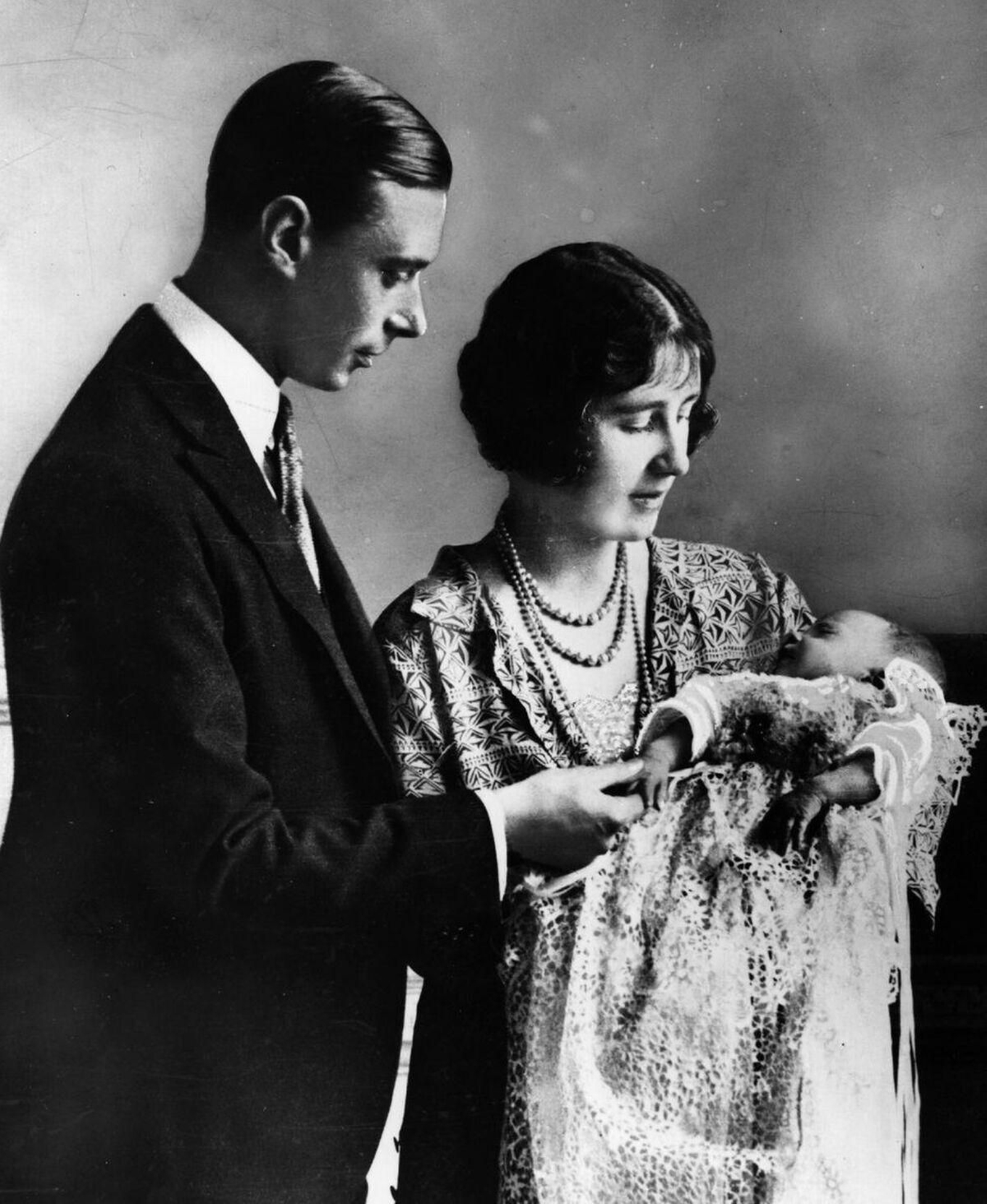 Jorge IV de Inglaterra y la Reina Madre, con una recién nacida Isabel II, que posteriormente marcaría su nombre en la historia, en sus brazos