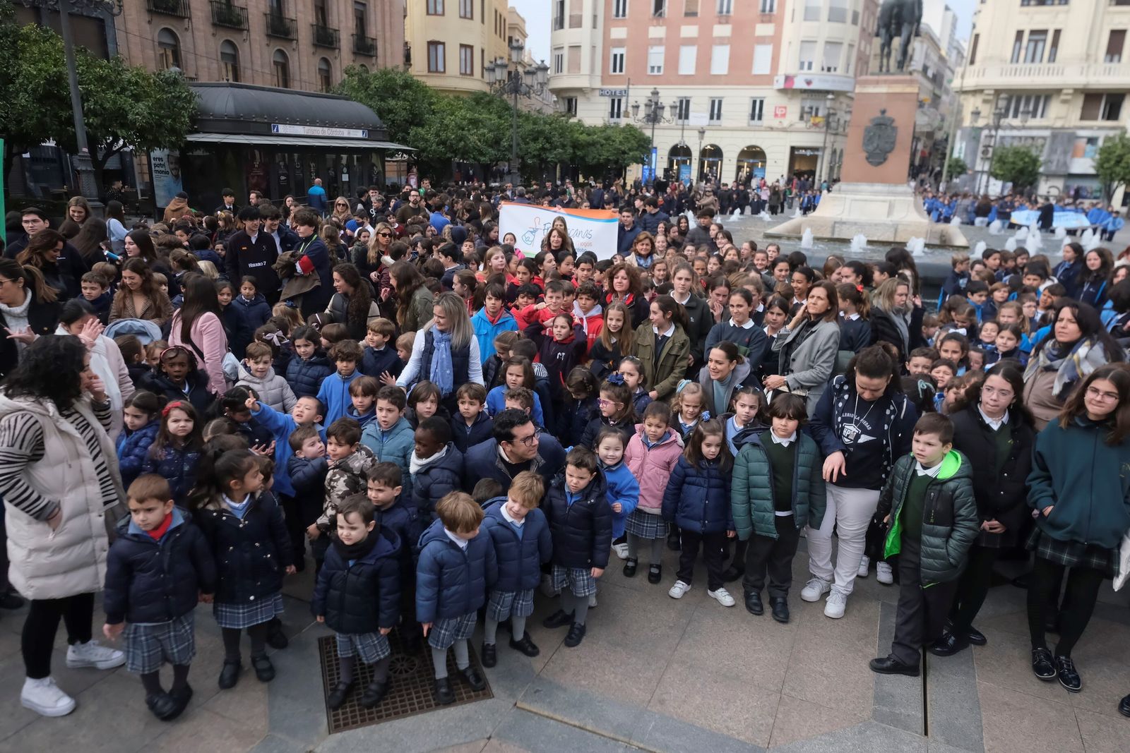 Córdoba celebra el Día del Cáncer Infantil con una marcha con cientos de escolares