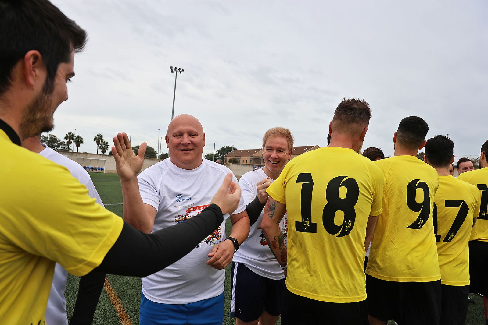 Periodistas y políticos disputan su tradicional partido navideño de fútbol