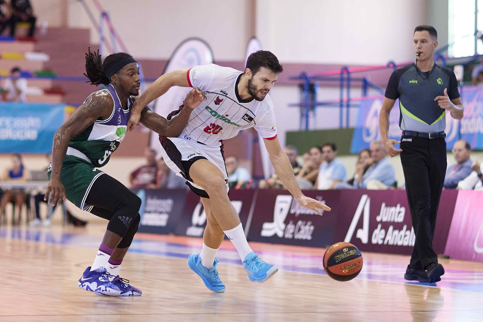 Todorovic bota el balón en el duelo ante Unicaja.