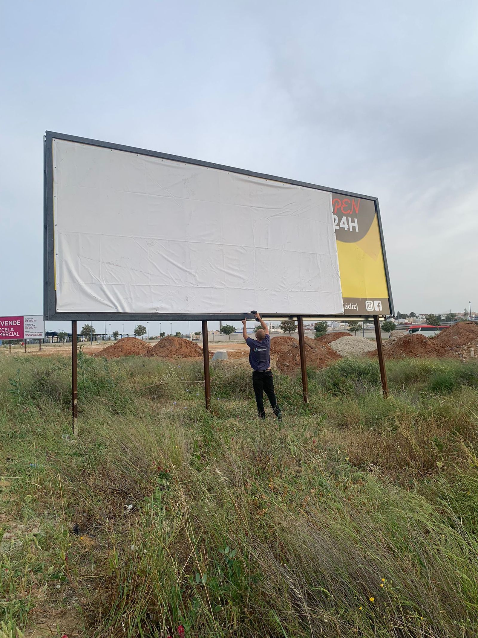 Un técnico retira la polémica publicidad del establecimiento de prostitución isleño.