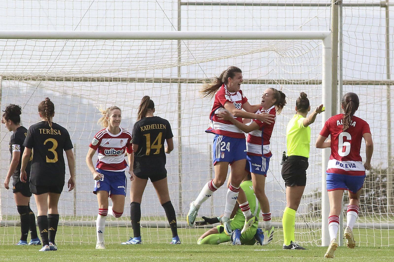 Carlota celebra el empate a uno en la primera mitad
