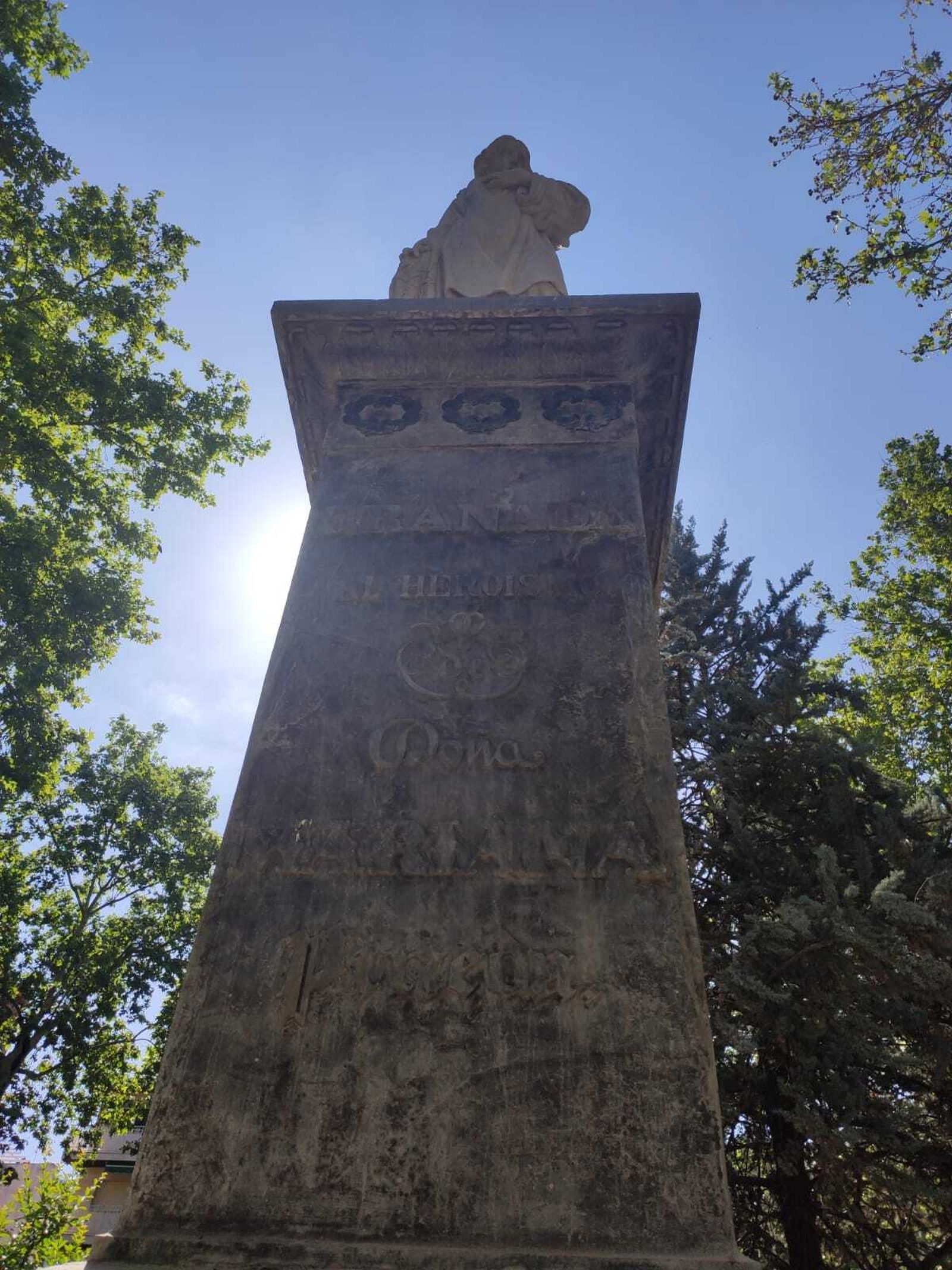 La restauración de la estatua de Mariana Pineda de Granada, en  imágenes