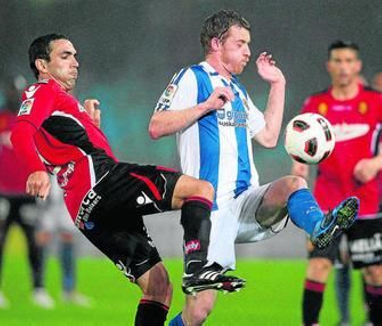 Zurutuza trata de controlar el esférico ante la presencia de un jugador rival.