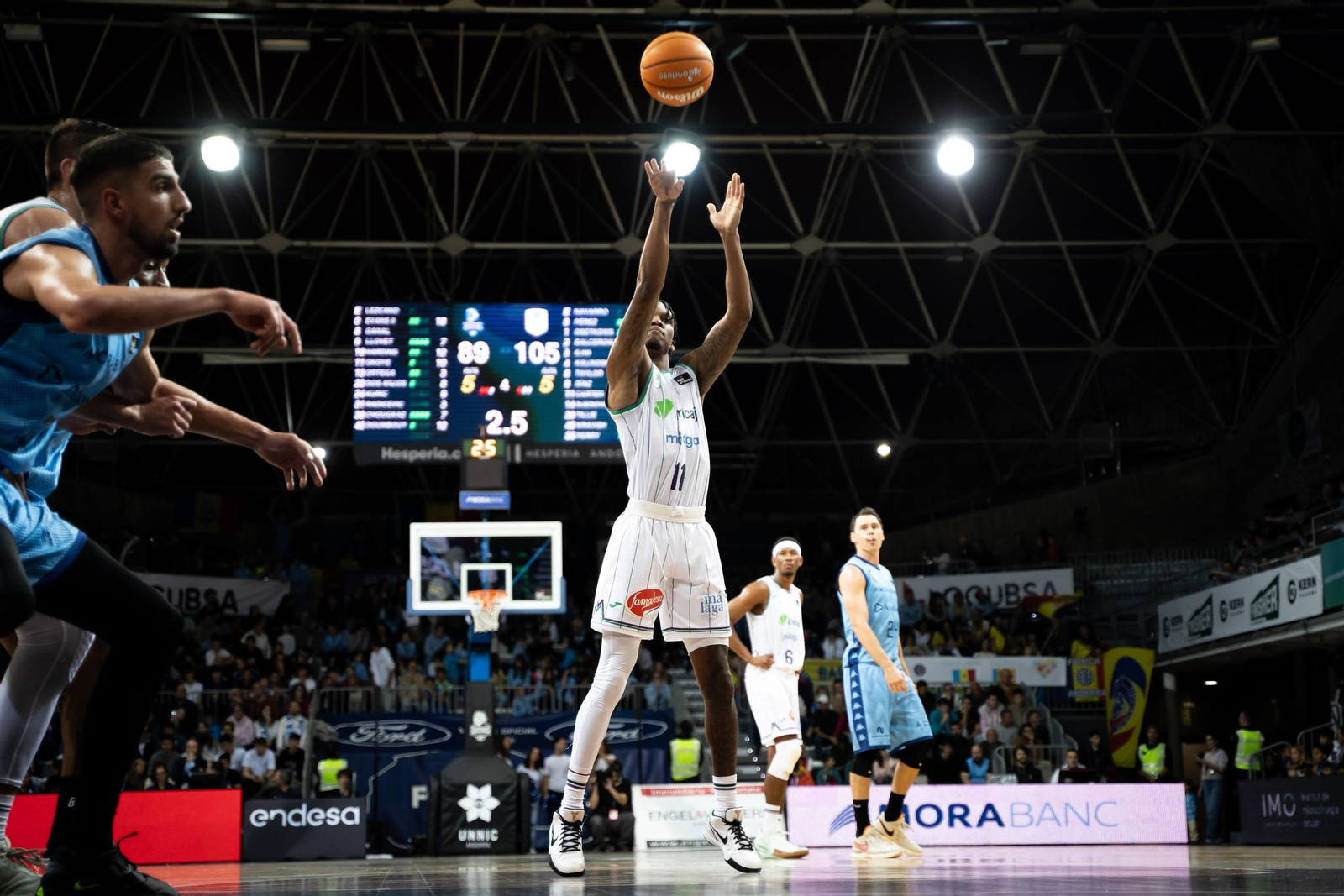 Tyson Carter lanza a canasta.