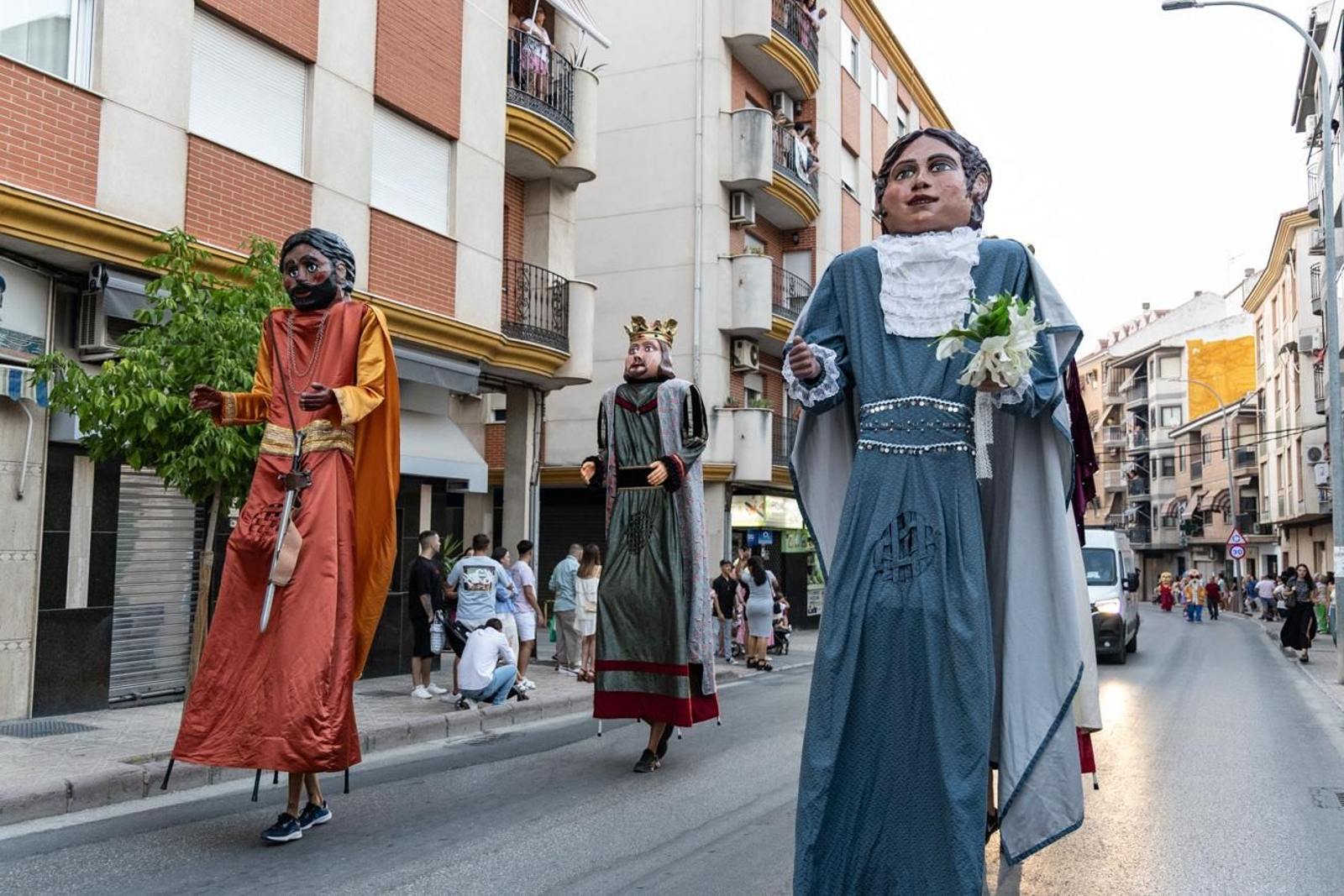 Pasacalles inaugural, fuegos artificiales e iluminación de la portada de feria y del recinto ferial de la Feria de San Bartolomé en Martos