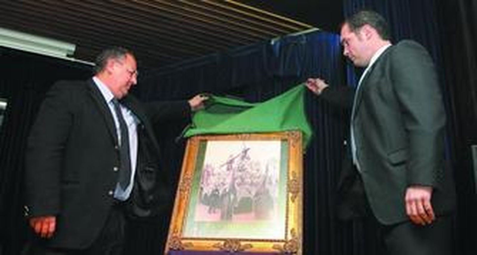 Jesús de la Corte, hermano mayor del  Nazareno, y Jesús Vieira, presidente de 'El cirio verde' descubrieron el cartel dedicado al Nazareno.