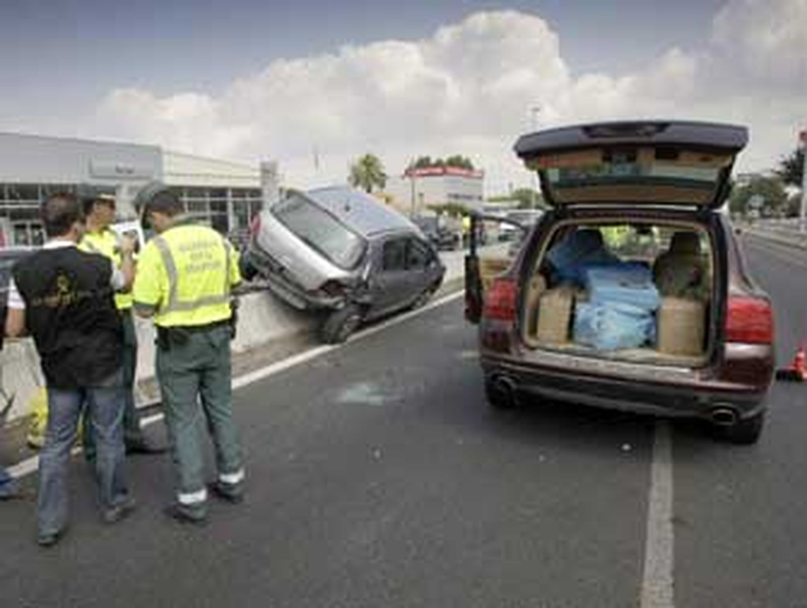 Imagen del accidente en el que resultaron heridos dos agentes tras una persecución en Algeciras. /Erasmo Fenoy