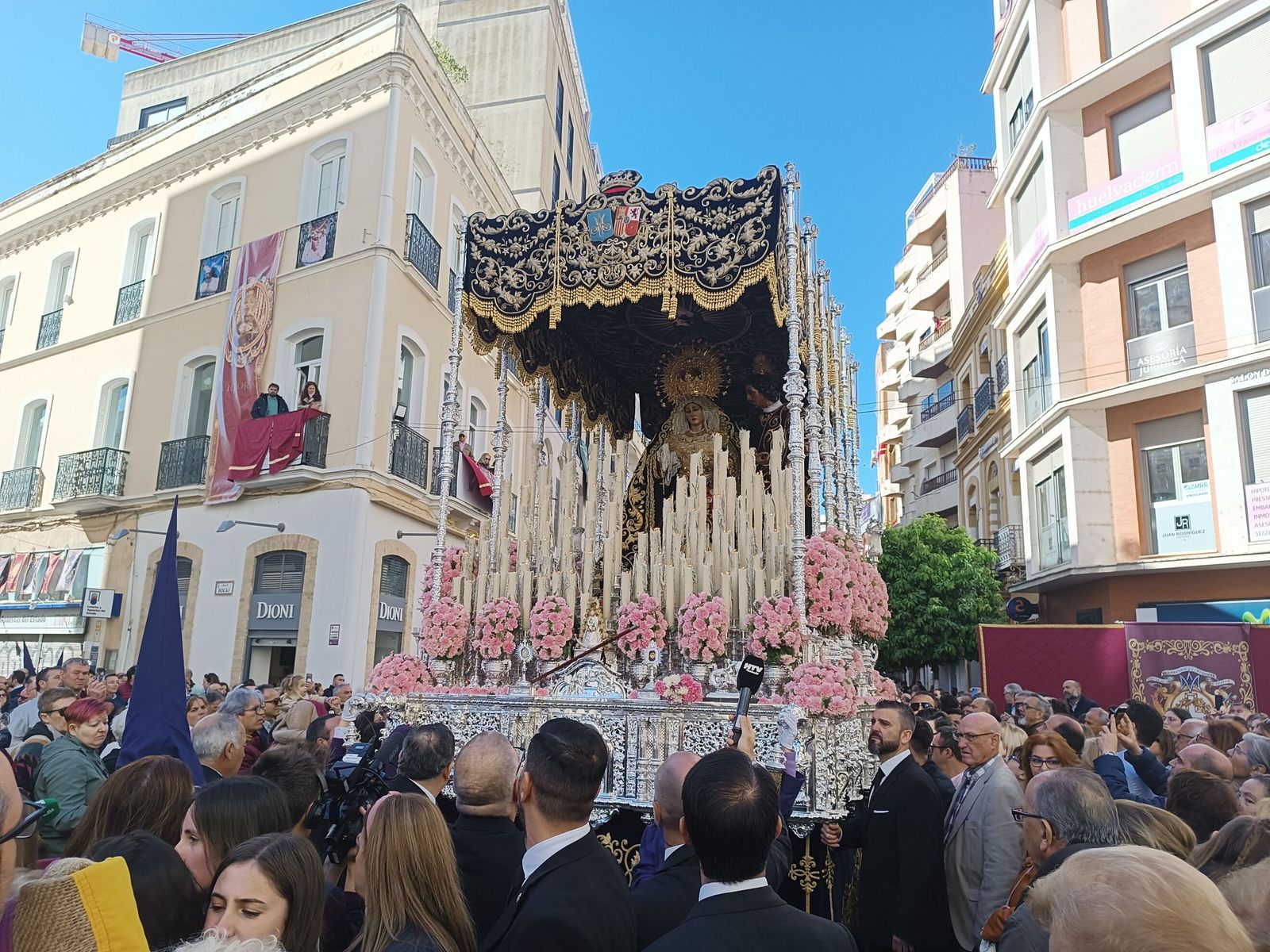 La Virgen de la Amargura durante su procesión de Semana Santa.