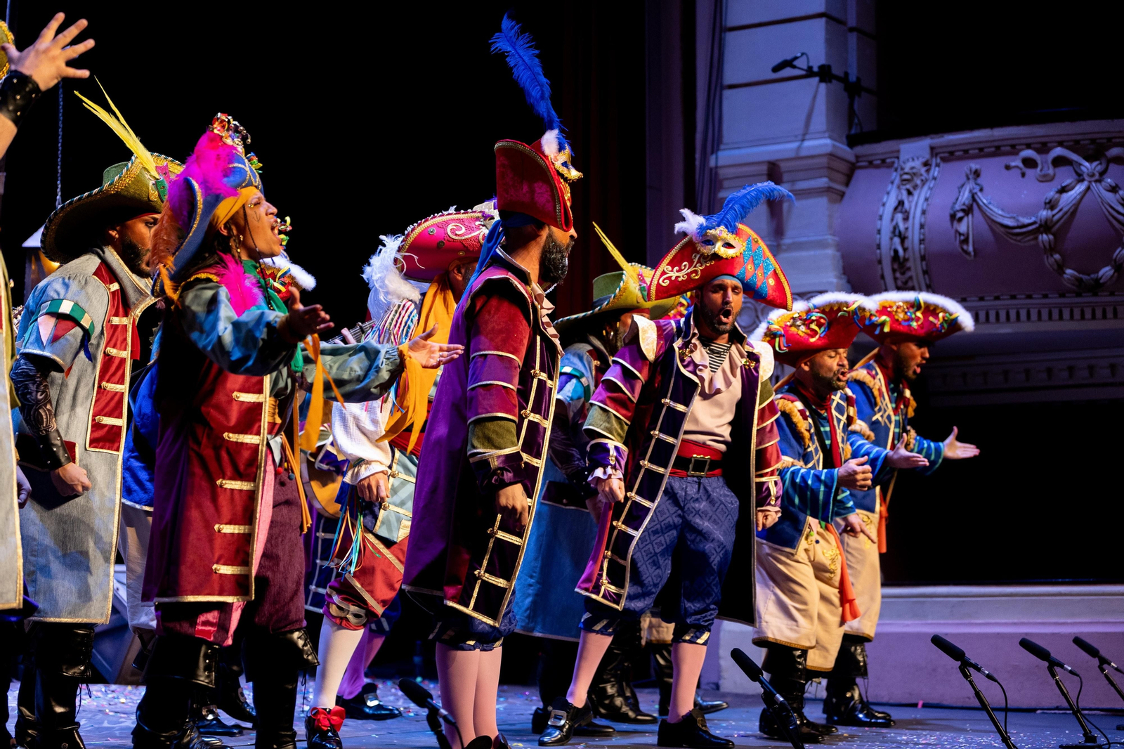 Imágenes de la actuación de la comparsa de Huelva "La Colombina" en el Carnaval Colombino