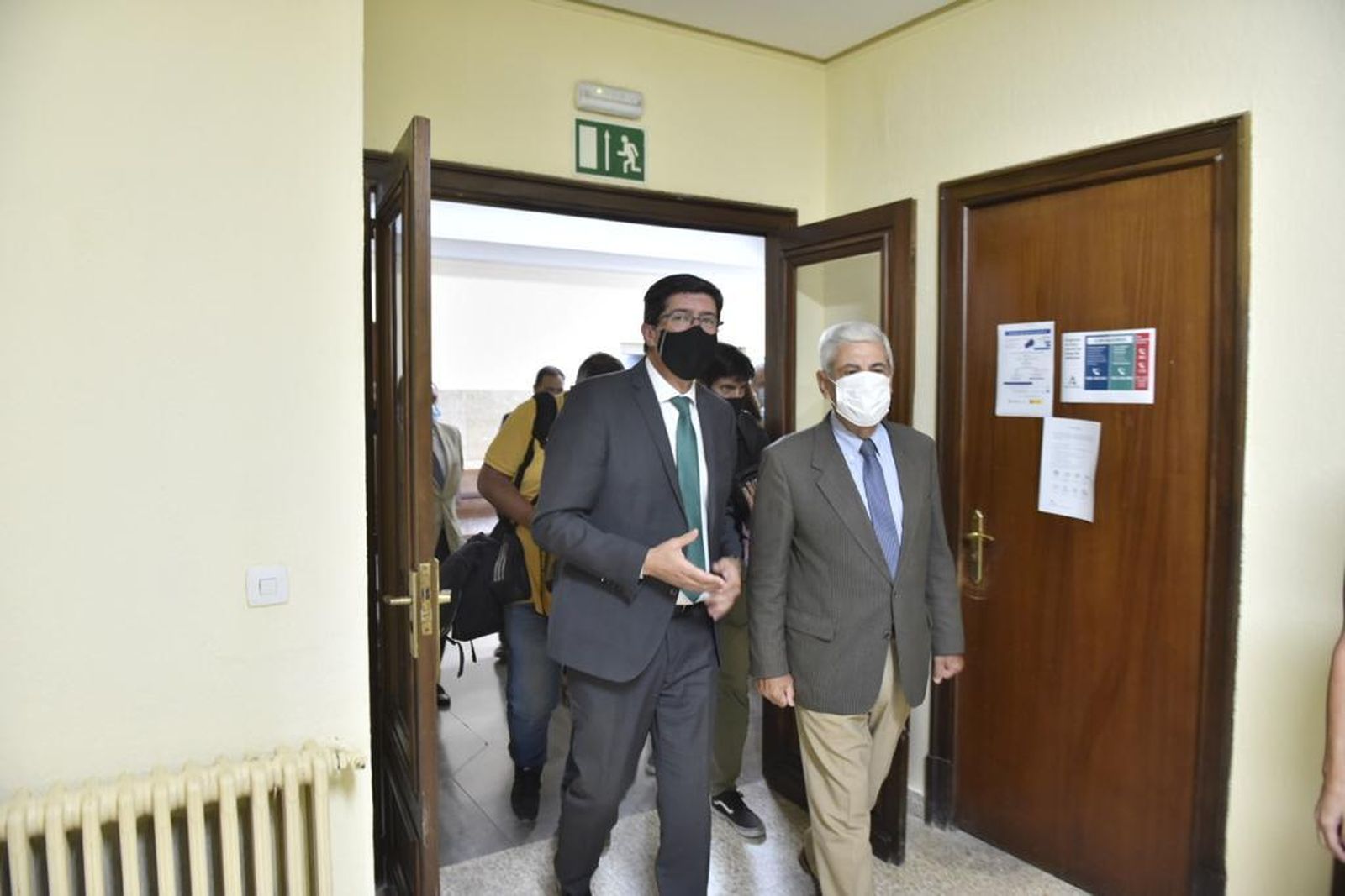 Juan Marín (izquierda) llega al juzgado junto al presidente de la Audiencia, Damián Alvarez
