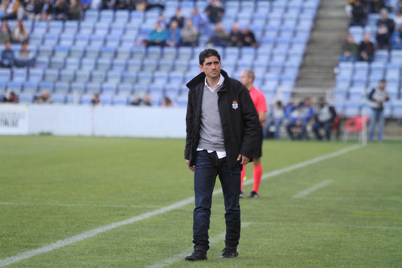 Juan Manuel Pavón sigue con gesto serio las evoluciones de sus jugadores durante el encuentro celebrado ayer en el Nuevo Colombino.