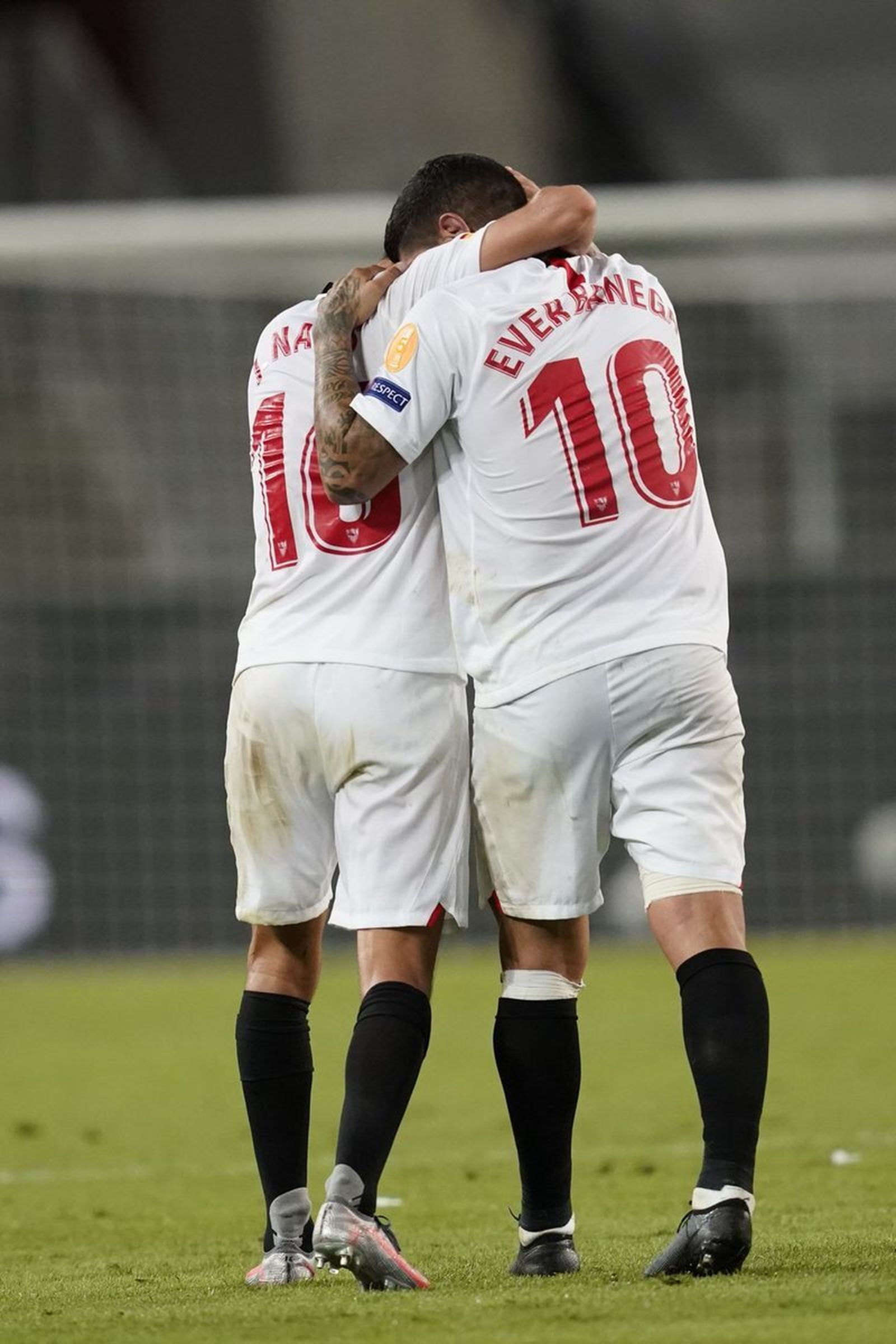 Jesús Navas y Banega, fundidos en un emocionado abrazo al final del partido ante el United.