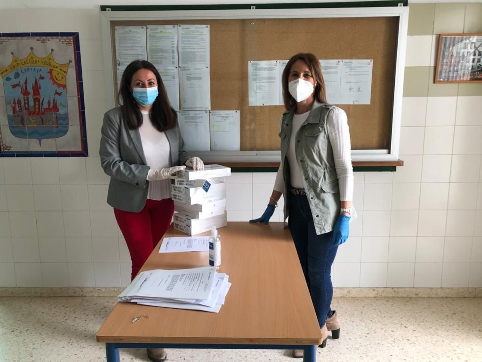 Entrega de varias tabletas digitales en un centro docente.