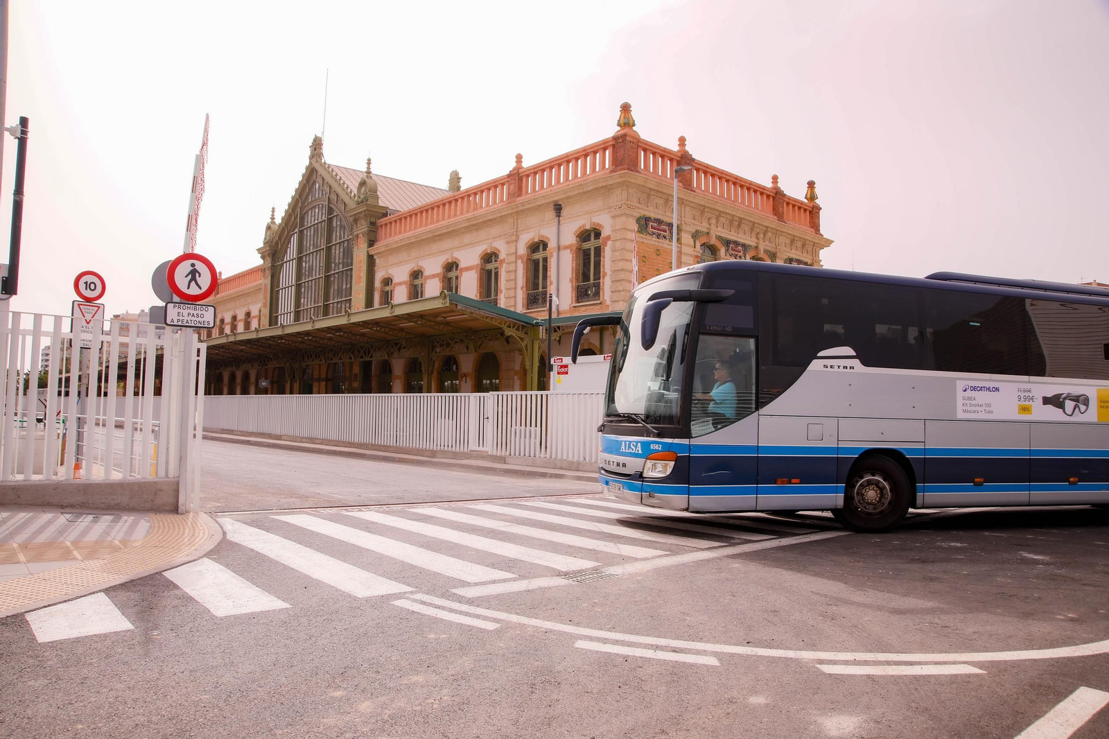 Imágenes del primer día de funcionamiento en la estación de bus en Almería