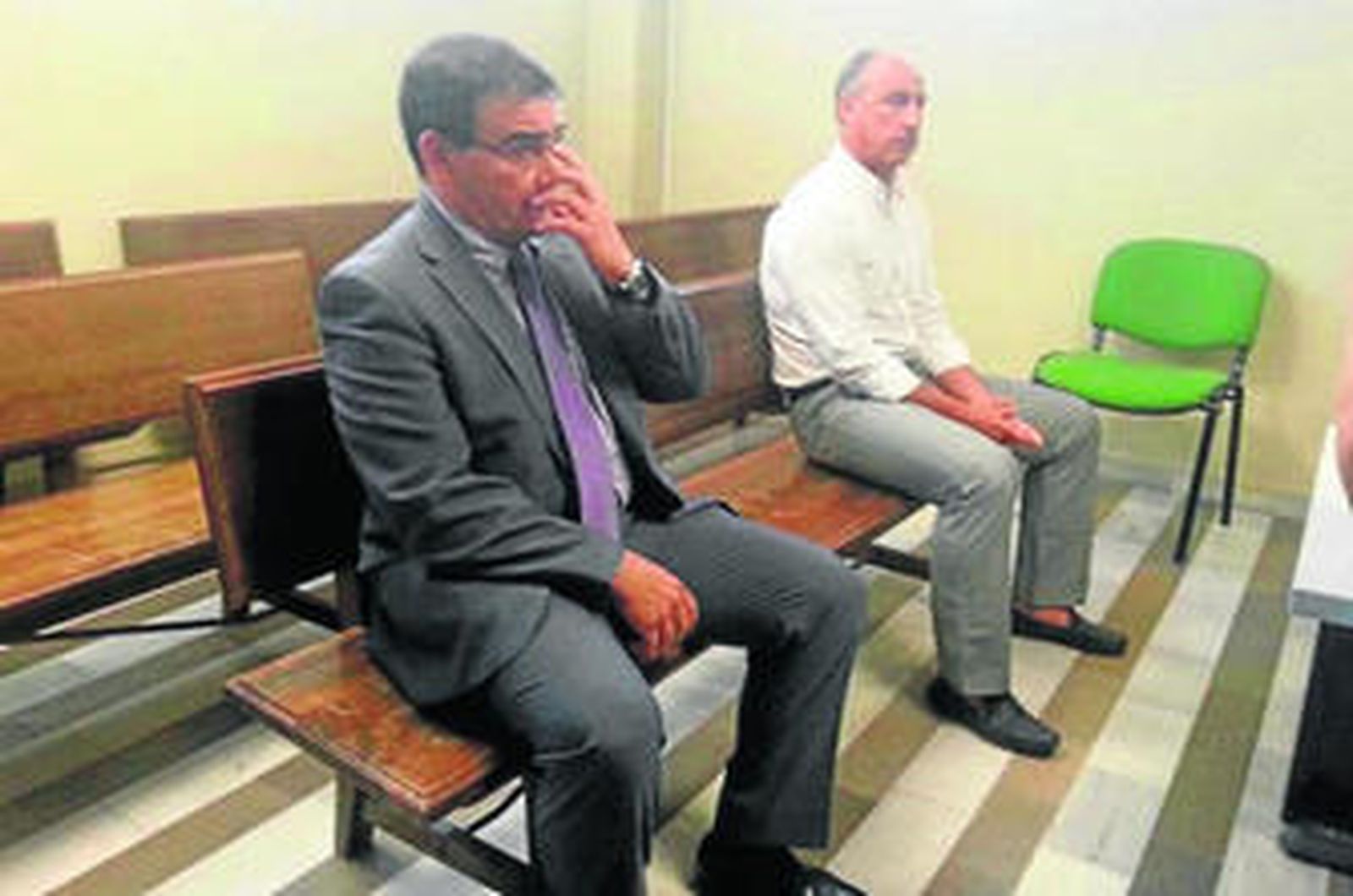 Javier Jiménez y Juan Luna Eslava, sentados antes del juicio celebrado en el Juzgado de los Social.