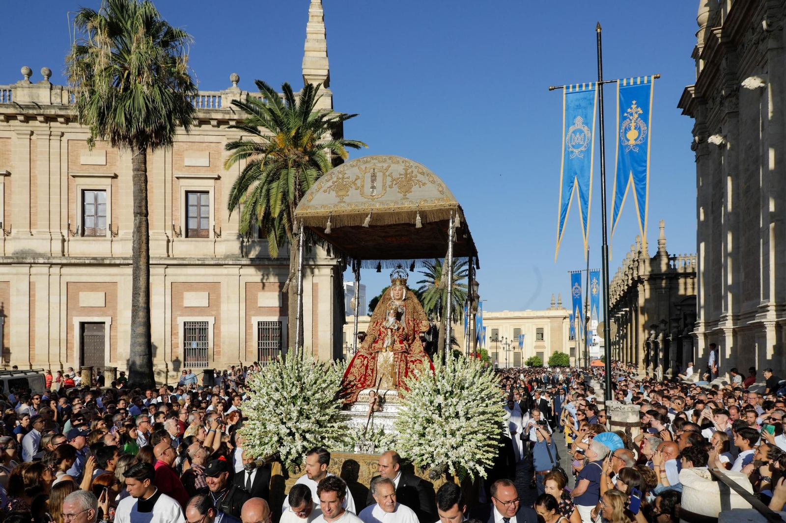 La procesión de la Virgen de los Reyes, a su paso por la Plaza del Triunfo.