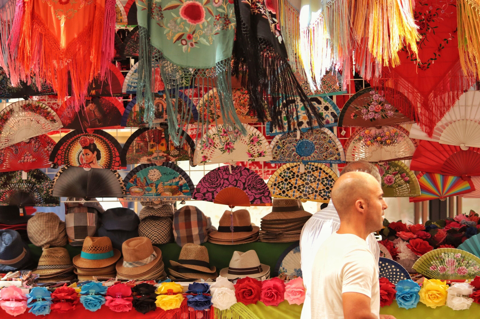 Abanicos y mantones adornan los puestos