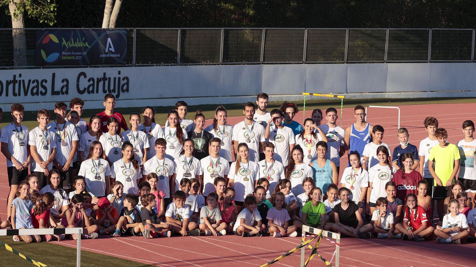 Foto de familia de todos los integrantes del Club de Atletismo Alamillo en las instalaciones de la Cartuja.
