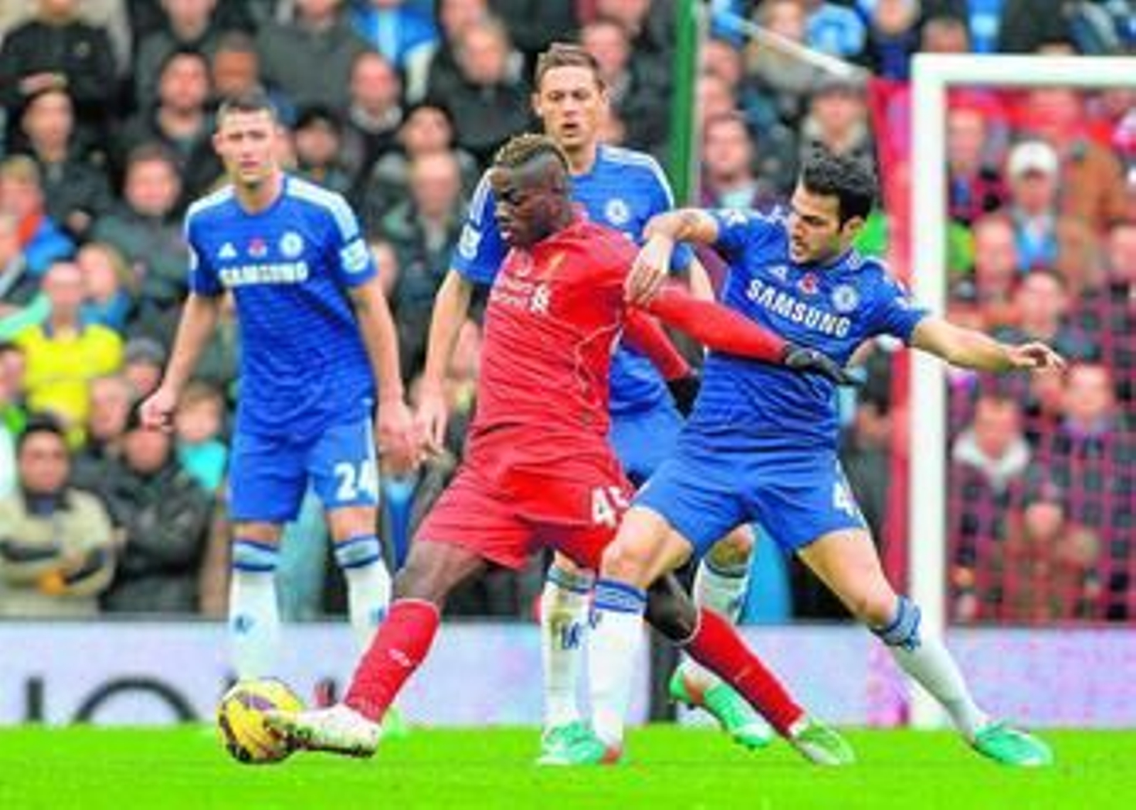 El centrocampista español del Chelsea Cesc Fábregas presiona a Balotelli en el partido de ayer ante el Liverpool.
