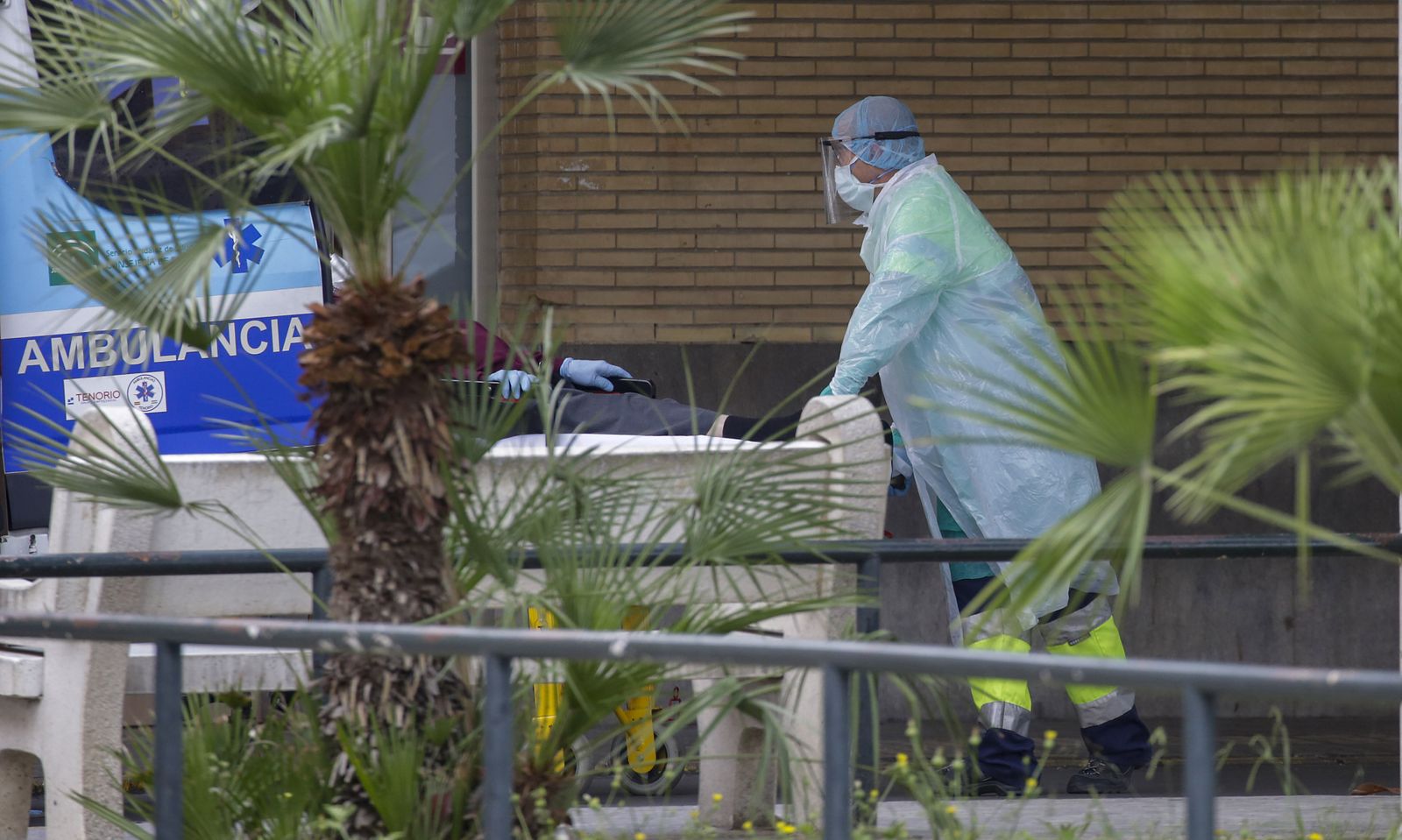 Personal sanitario trabaja con Equipos de Protección Individual (EPI) en el traslado de pacientes con Covid-19.