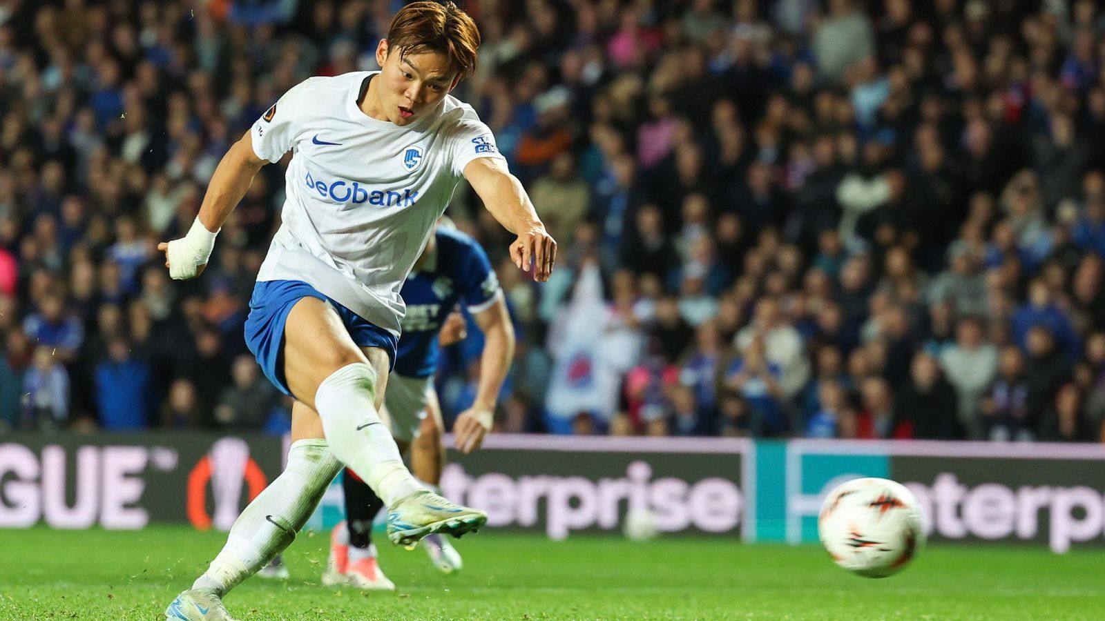 El delantero surcoreano Hyeon-gyu Oh, en el momento de lanzar un penalti que desaprovechó ante el Rangers.