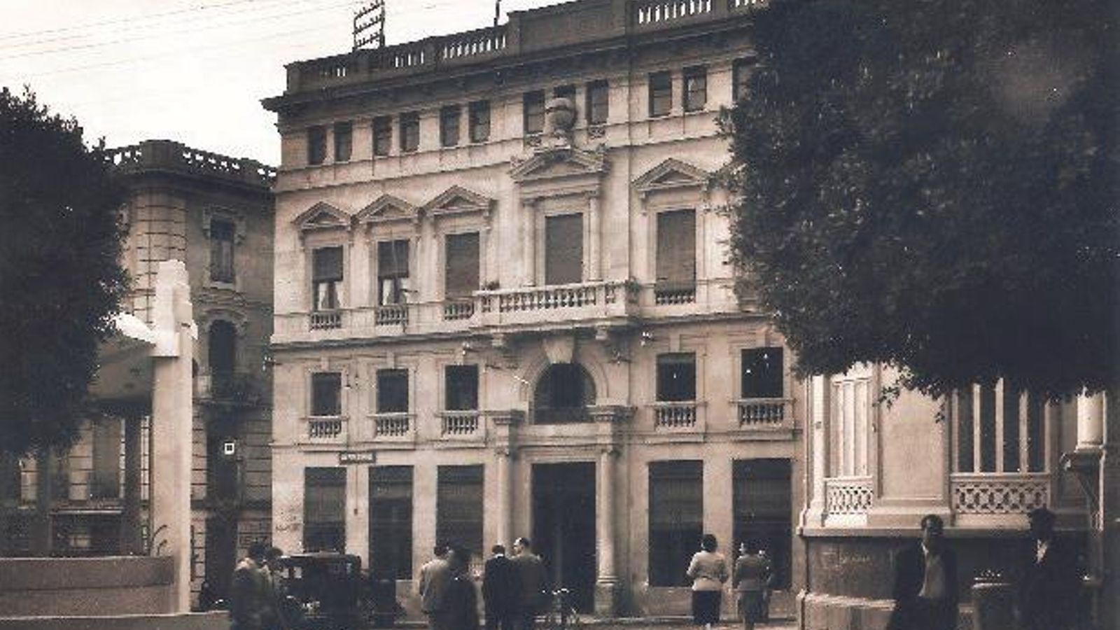 Tarjeta postal en la que se ve la fachada del Colegio de Jesús