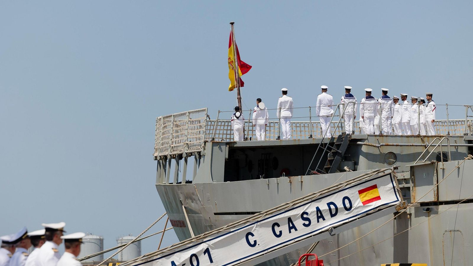 Retirada de la bandera nacional del buque 'Contramaestre Casado'. Retirada de la bandera nacional del buque 'Contramaestre Casado'.
