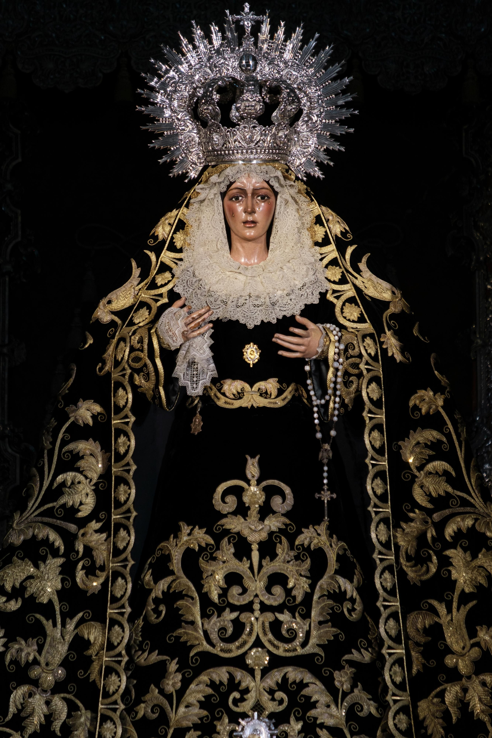 La Esperanza Macarena se viste de luto por el mes de los difuntos