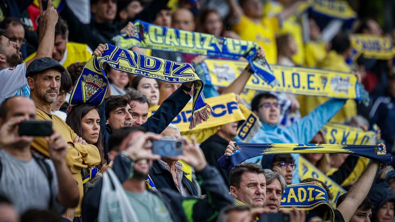 Búscate entre las imágenes del partido de futbol Cádiz CF - Málaga CF