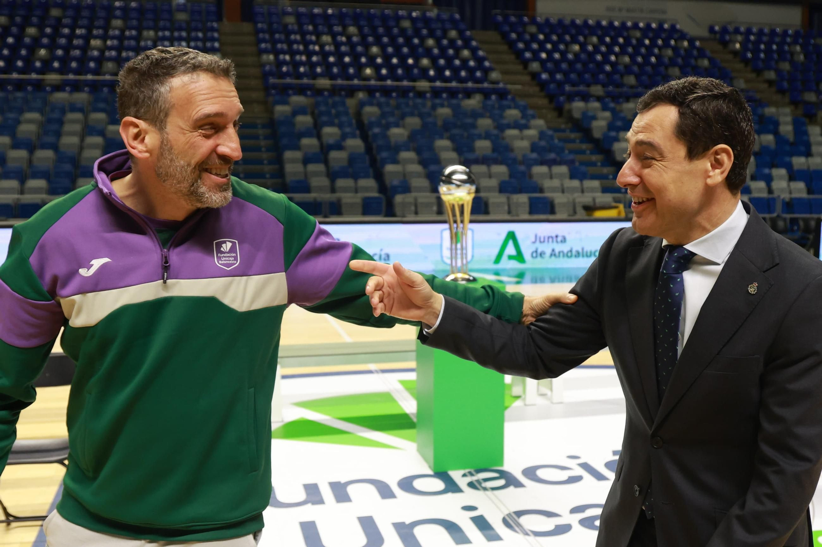 El presidente de la Junta de Andañucía, Juanma Moreno, visita a los campeones de la Copa del Rey